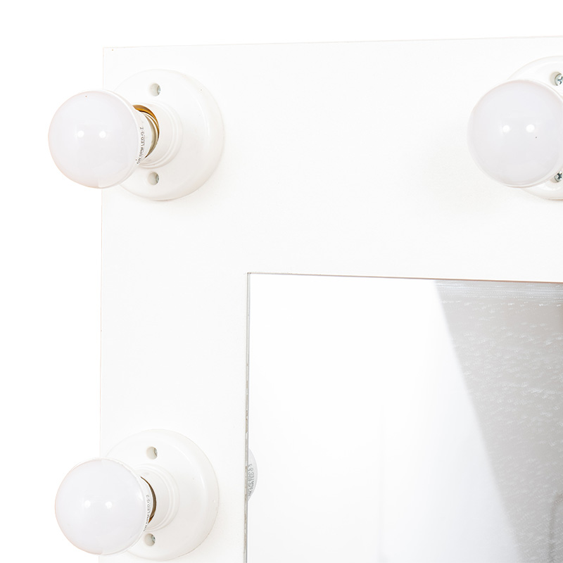 带灯泡的梳妆台