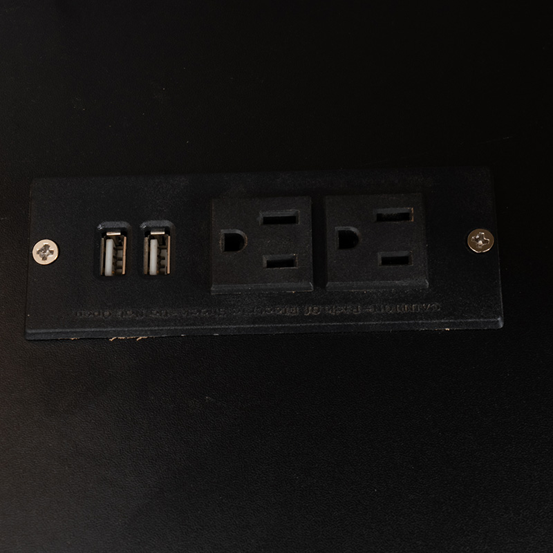 带凳子的梳妆台